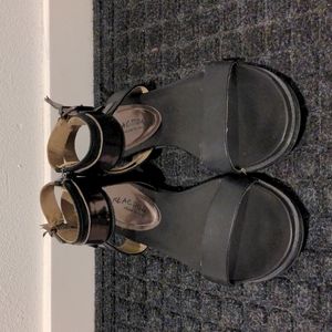 Reaction Kenneth Cole flat sandala